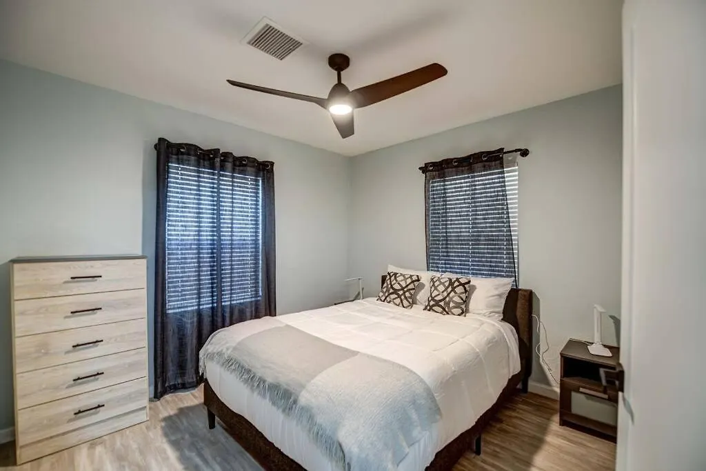 Modern Home-Downtown-3 Bedroom- King Bed Φοίνιξ 0*,