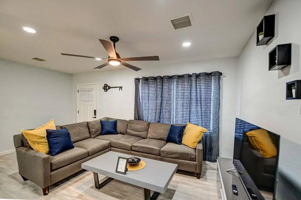 Modern Home-Downtown-3 Bedroom- King Bed Φοίνιξ 0*,
